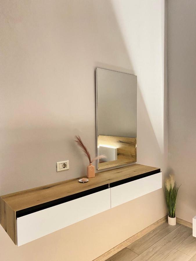 Newly Renovated One Bedroom Apartment In Tirana Bagian luar foto